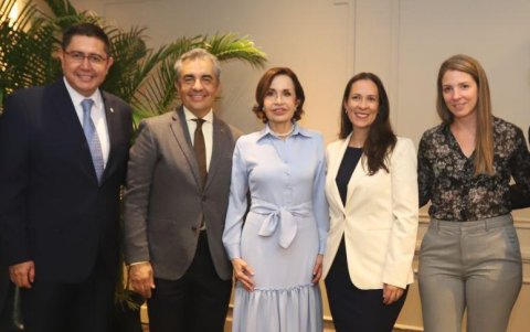 Santiago Falárraga, José Luis Morejón, Gloria, Mariela Zárate y Dolores Vela.