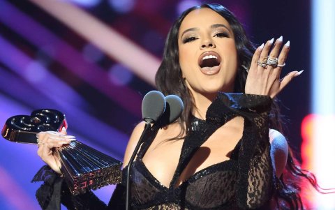 Becky G enseña su mano en la que el anillo de compromiso brilla por su ausencia.