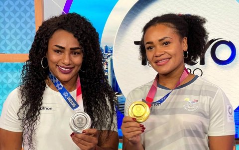 Neisi y Tamara en una foto a su llegada de los Olímpicos de Pekín con las medallas ganadas. Tamara fue plata en 87 kg y Dajomes oro en 76 kg. Hoy ambas luchan en 81 kg.