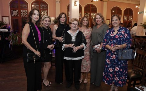 Gloria Arcentales, Mariela Jalil, Mónica Arcentales, Angela Perna de Jalil, Silvia Arcentales, Cecilia Arcentales y Mariquita Arcentales.