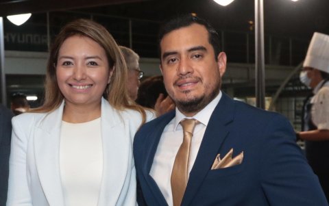 Iris Molina de Zea y Tito Zea.