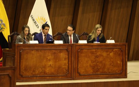 En la Comisión de Fiscalización se ha advertido que no se permitirá que los proponentes se salgan de la línea del del dictamen de la Corte Constitucional.