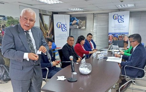 El titular de la comisión del concurso del CNE, Pedro Bhrunis (i), en el sorteo de expedientes.