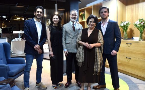 David Laya junto a Priscila Falconí, Francisco Nugué, Alexandra Pérez y Francisco Nugué.