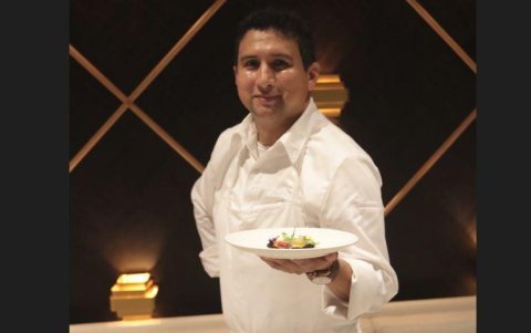 El chef ejecutivo José Cevallos presenta el primer plato, Huerto Comestible.
