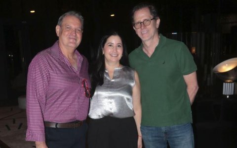 Mariela Aguirre acompañada de  Alfonso Andrade y Carlos Pérez.