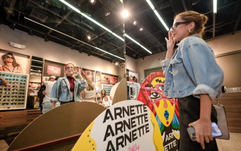 Ninguno se  resistió a probarse los anteojos.