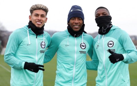 Pervis Estupiñán (c), Moisés Caicedo y Jeremy Sarmiento (i) jugaron juntos en Brighton