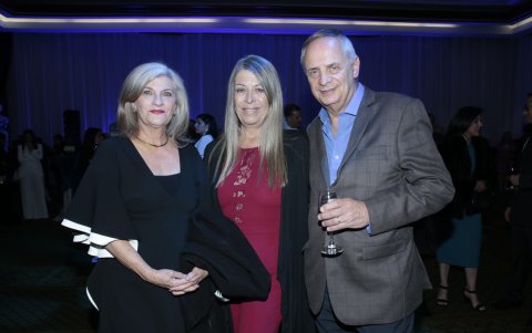 Carmen Garzón, María del Cisne de Maizel y Samuel Maizel.