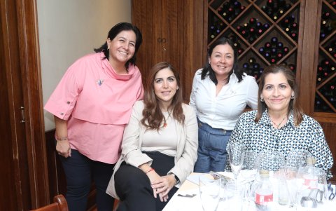 Tania Lucín, Stefania Molina, Sandra Ricaurte y María Lorena Menoscal.