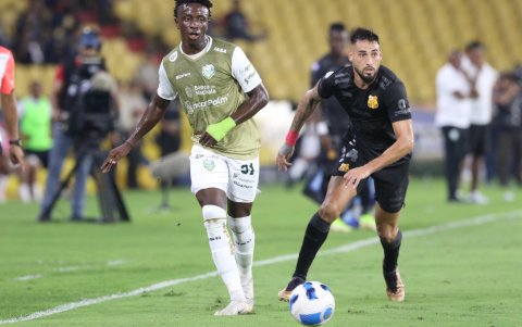 Francisco Fydriszewski es el delantero titular de Barcelona.