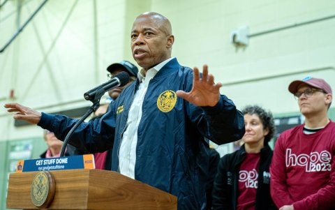 Fotografía de archivo en la que se registró al alcalde de la ciudad de Nueva York, Eric Adams (c) en Nueva York.