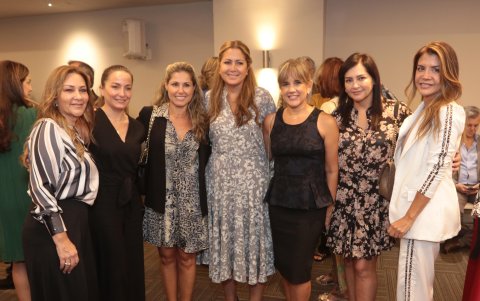 María Soledad de Salem, Valeria Macchiavello, Johanna Maquilón, Diana de Díaz-Granados, María Cecilia Mancheno, Sandy Standen y Ericka García.