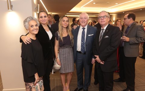 María Piedad de Benedetti, Paola Benedetti, Gabriela Benedetti. Augusto Ayala y Xavier Neira.