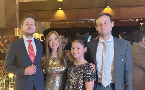 Caridad Dávalos junto a sus hijos Mathias y Andrés Vásconez y Mar Weise.