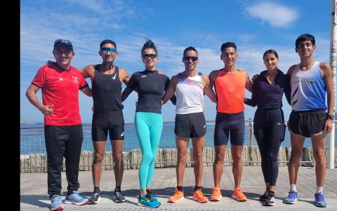 Pintado con su equipo de entrenamiento liderado por Chocho (de blanco) donde hay seis marchistas más, varios de ellos en el top mundial.