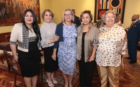 Edith Pino, Esmeralda de Parodi, Mary Fisk-Ridder, Dinora de Luzi y María Fernanda Parra.