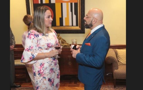 Cristina de Bitar conversa con Jorge Saade.