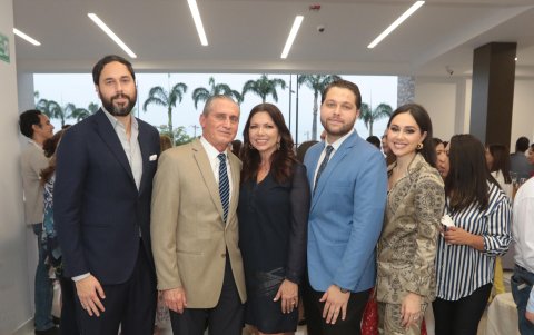 José Solines Aguayo, Ángela Zea de Solines junto a sus hijos José, Juan y Fiorella.