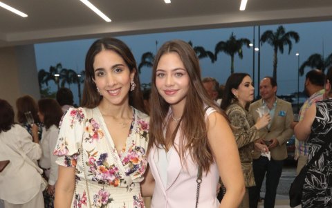 Fasana Sánchez de Solines y Emily Olsen de Solines.