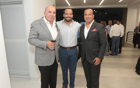 Armando Quijano acompañado de Armando y Feryala Quijano Azar.