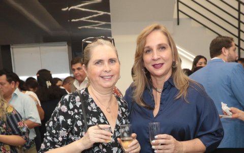Ana María Solines y Cecilia Burgos de Delgado.