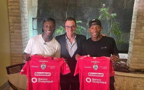 Moisés Caicedo (i) y Gonzalo Plata (d), junto a Michel Deller, presidente de Independiente del Valle, equipo donde ambos tuvieron sus inicios.