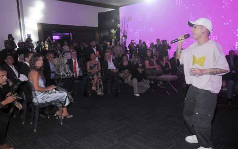 El freestyler ecuatoriano Mac Tempo durante su interpretación del rap de la marca.