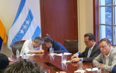 El expresidente Lasso (i), Sebastián Corral y el exministro Juan Zapata en la Gobernación de Guayas.