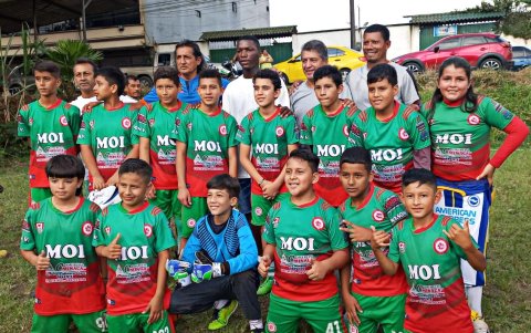 Moisés Caicedo junto a la escuela de fútbol que lleva su nombre y es dirigida por Iván Guerra.