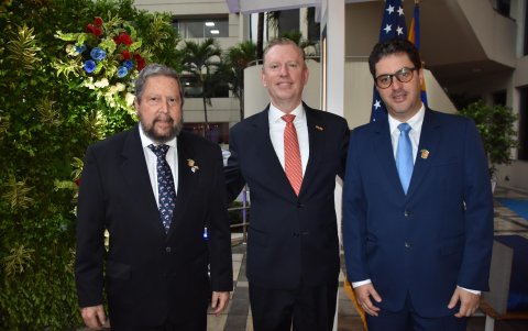 El embajador Michael J. Fitzpatrick junto a Johnny y Gad Czarninski.