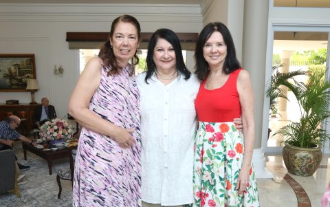 Giselle acompañada de Maritza Medina de Boloña y Denisse Klein.