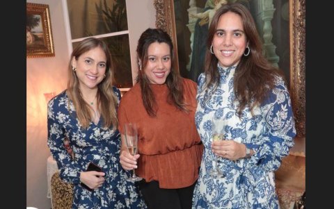 Nicole y Carolina Bustamante Adum, junto a María Gabriela de Cornejo.