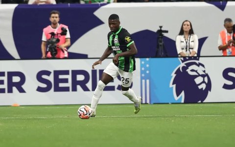 Moisés Caicedo sumó minutos frente al Brentford.