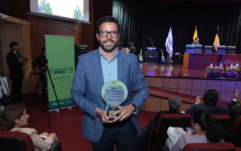 José Mora, ejecutivo de Ventas de Diario EXPRESO, fue el encargado de recibir el reconocimiento.