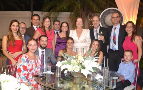 Los novios junto a un grupo de invitados.