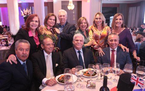 Esperanza de González, Guillermina de Aguirre, Augusto Aguirre, Cecilia de Gómez, Natali de Jácome, Guisella de Villena, Fernando González, Guillermo Villena, Xavier Gómez y Javier Jácome.