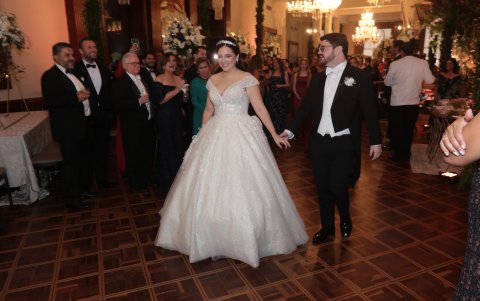 Los novios, felices, a su ingreso al Club de la Unión.