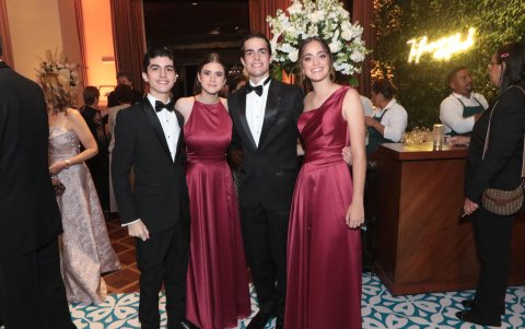 César Baquerizo, Irene Pons junto a Francisco y Sofía De Ycaza.
