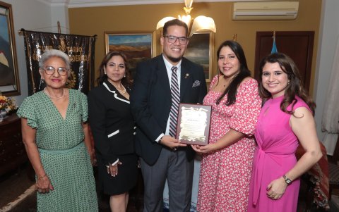 Violeta Villamar, Emperatriz Coronel, Carlos Puente, Andrea Camacho y Lissette Bajaña.
