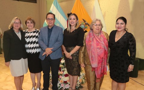 Mary Fisk-Ridder, Esmeralda de Parodi, Giovanni Ginatta, Cristina Figueroa de Bitar, María Fernanda Parra y Edith Pino.