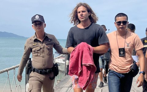 Daniel Sancho es resguardado por policías de Koh Phangan antes de ser trasladado a la corte de Koh Samui.