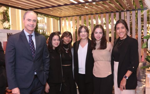 Miguel Eugene, Ashley Torres, Nicole Lama, María José  Neira, Bianca Pareja y Melisa Chang.