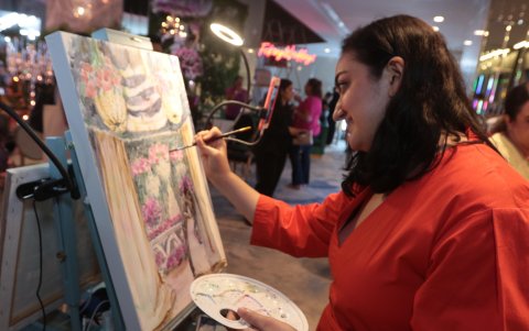 Maite Marín demostró su talento pintando en vivo.