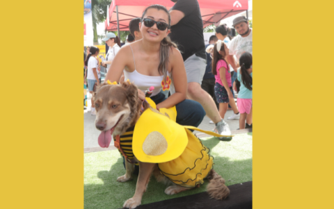 Connie, una perrita de dos años y medio, raza cruzada, obtuvo el primer lugar. En la foto, junto a su dueña, Eveline Álvarez.