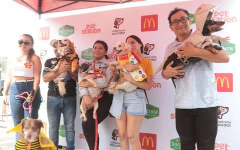 Algunos de los concursantes muestran orgullosos a sus mascotas.