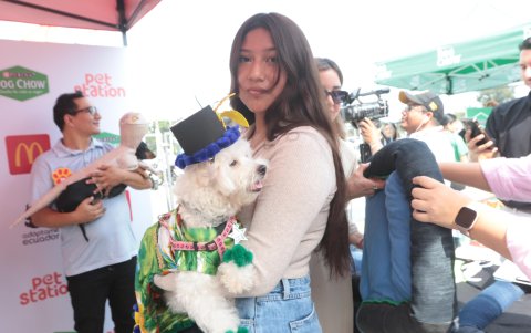 Katerina Quimí  y su perrita Kira.
