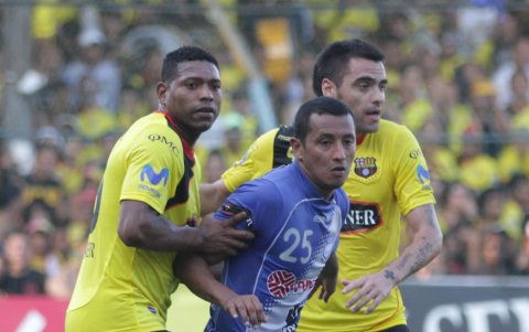 Eduardo se dio a conocer en Emelec (2006-2011). Clásico del astillero Emelec-Barcelona 14 de agosto del 2011, Guayaquil - Ecuador, Miguel Canales/ Expreso.