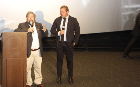 Johnny Czarninski junto a Timothy  Ballard, en cuya vida está inspirada la cinta.