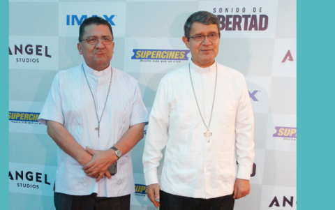 Gerardo Nieves, obispo auxiliar de Guayaquil, y Luis Cabrera Herrera, arzobispo de la ciudad.